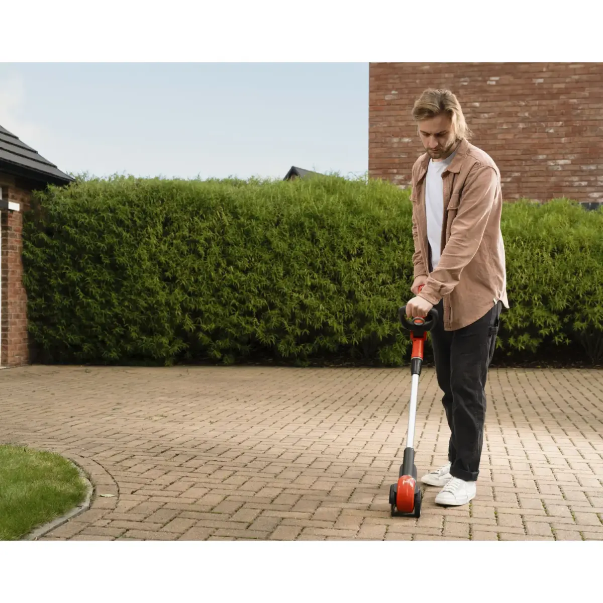 Flymo 18V EasiWeeder Cordless Weed Brush Battery Kit