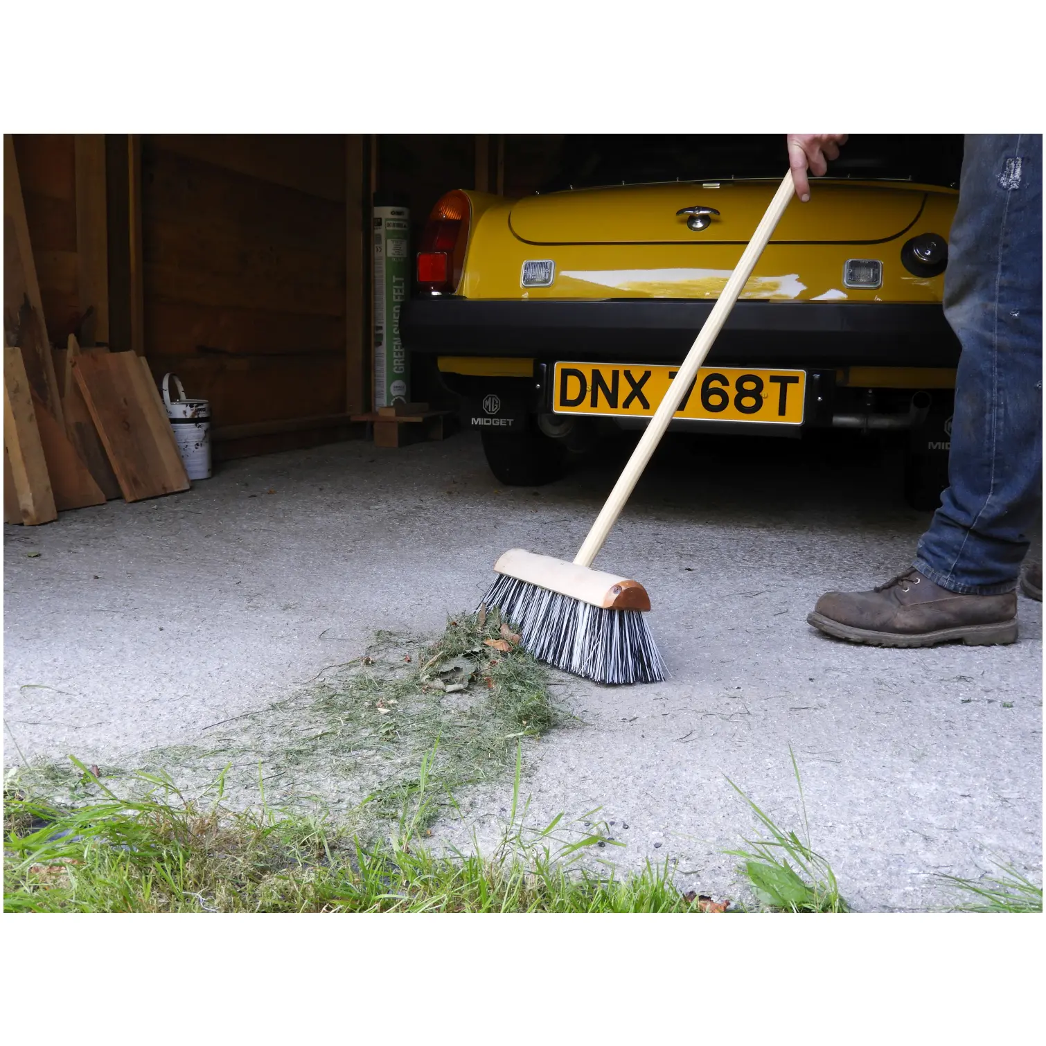 Hillbrush 263mm Stiff Black White PP Broom