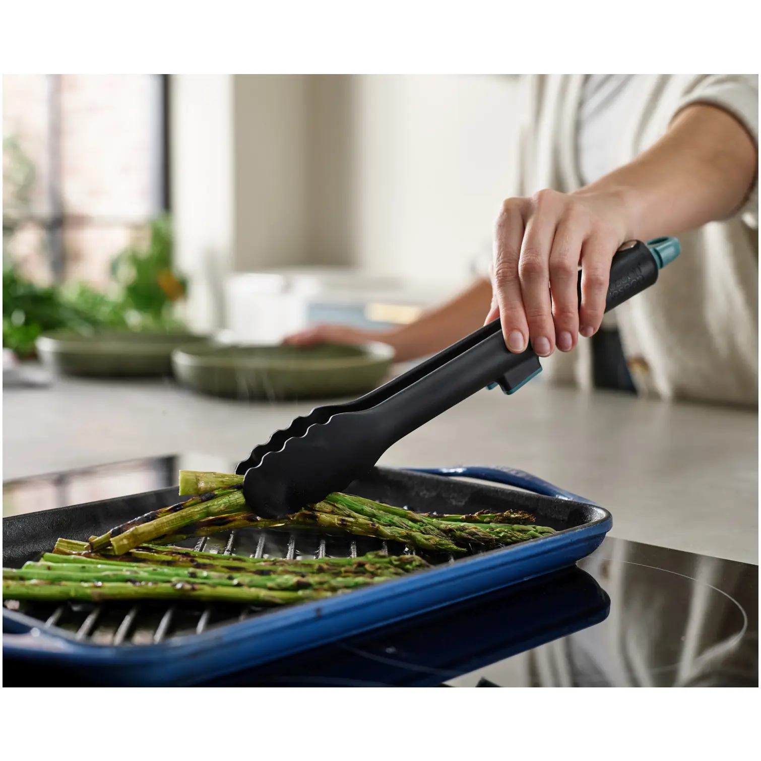 JPH0013_6 Joseph Joseph Duo Lockable Tongs