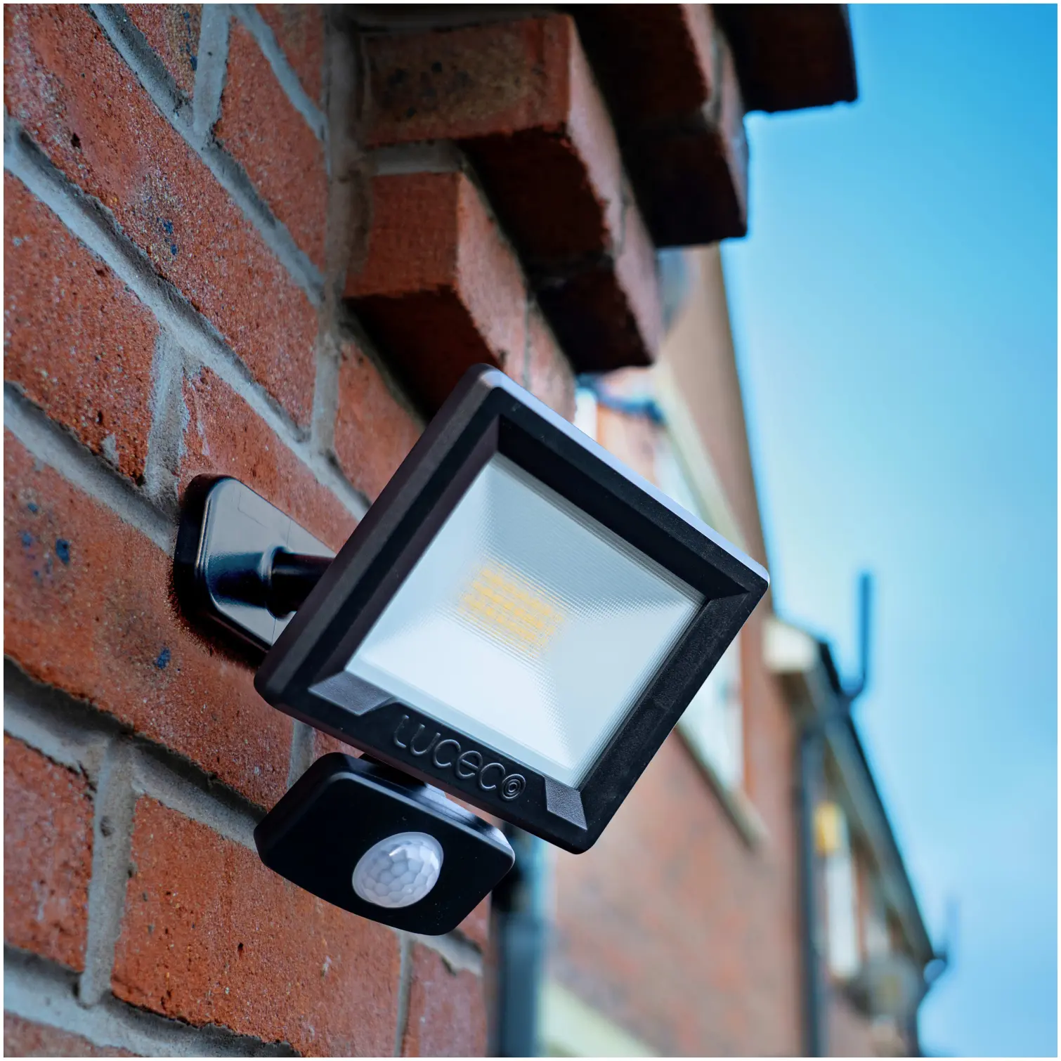 NEX0515_5 Luceco 20W LED Floodlight With PIR