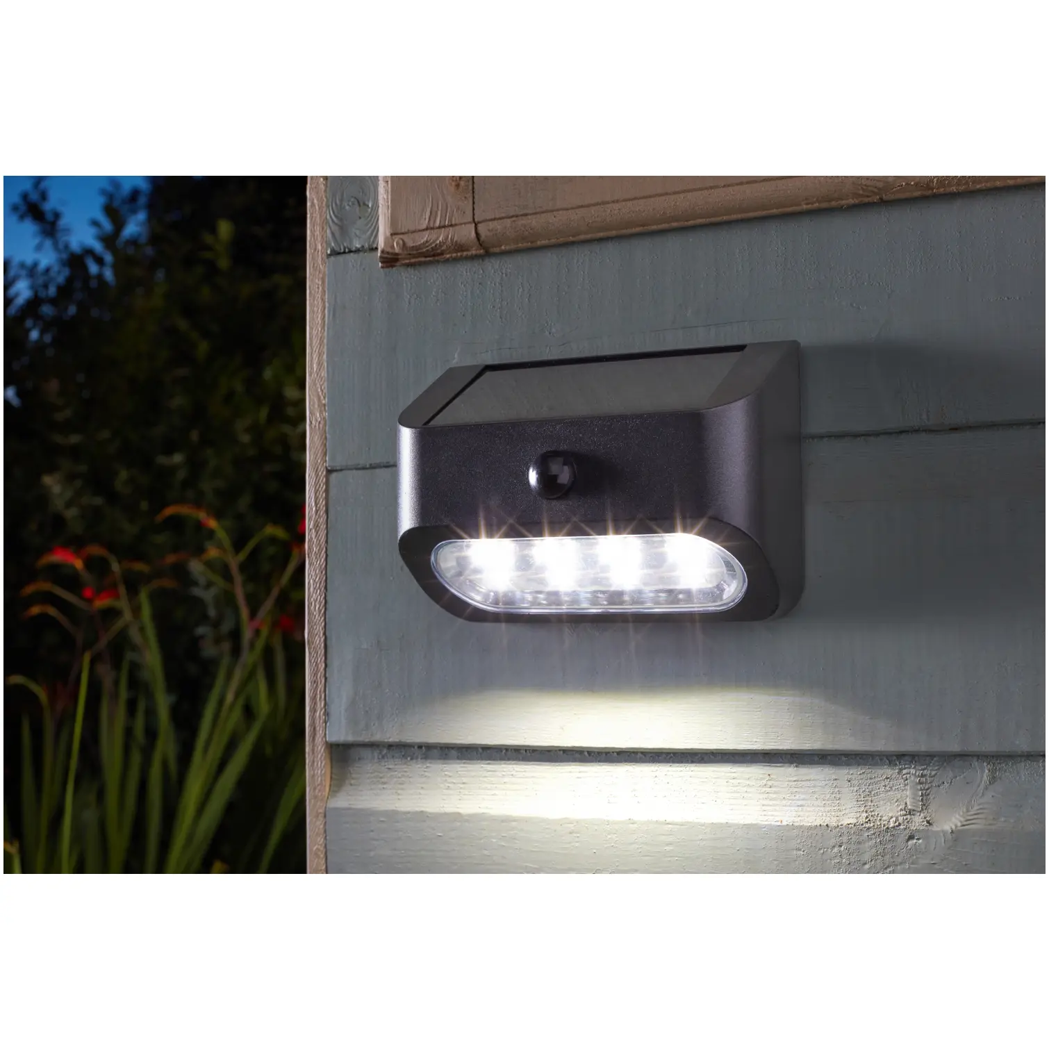 Smart Garden Sentinel Security Light With PIR Sensor